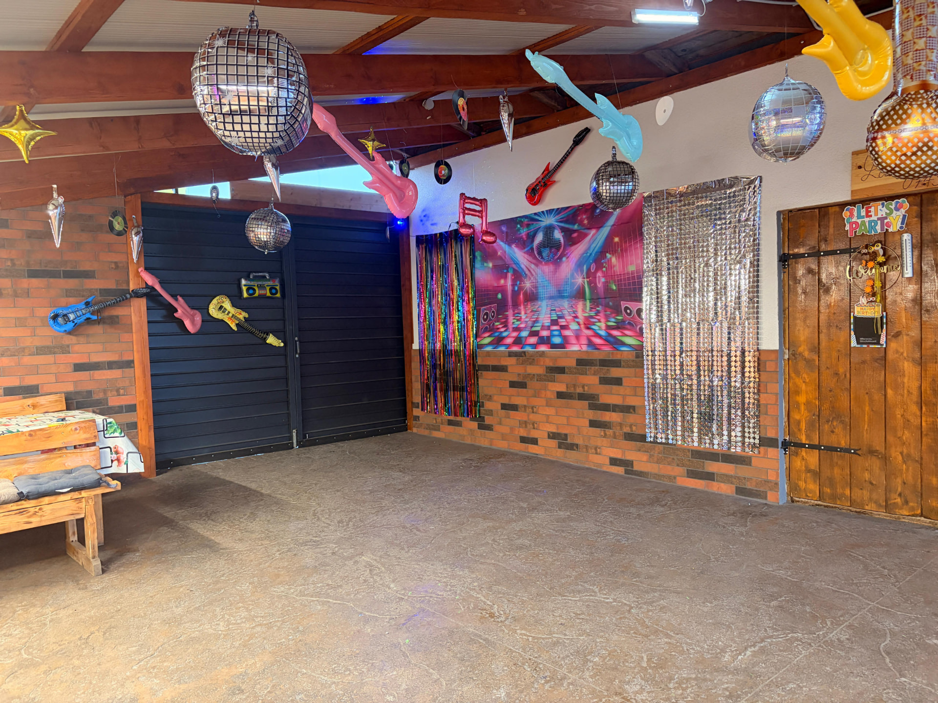 Colț disco cu globuri și decorațiuni în căsuță