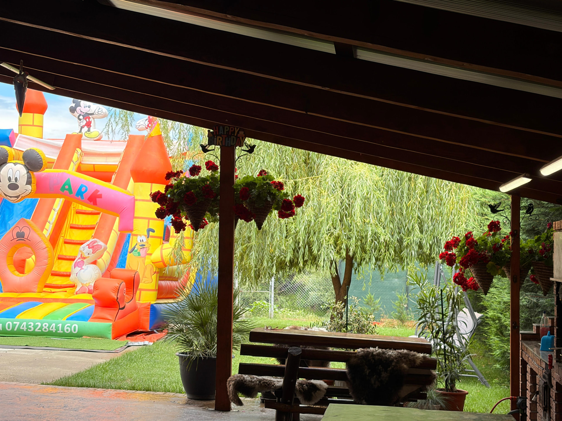 Terasa cu castel gonflabil Mickey Park pentru copii