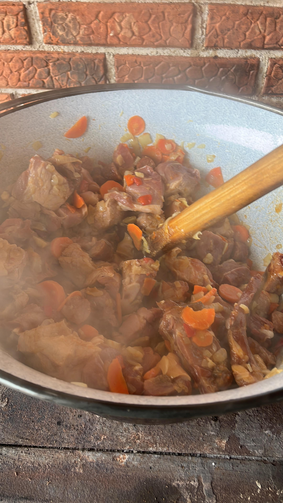 Tocană cu carne și legume pregătită la ceaun