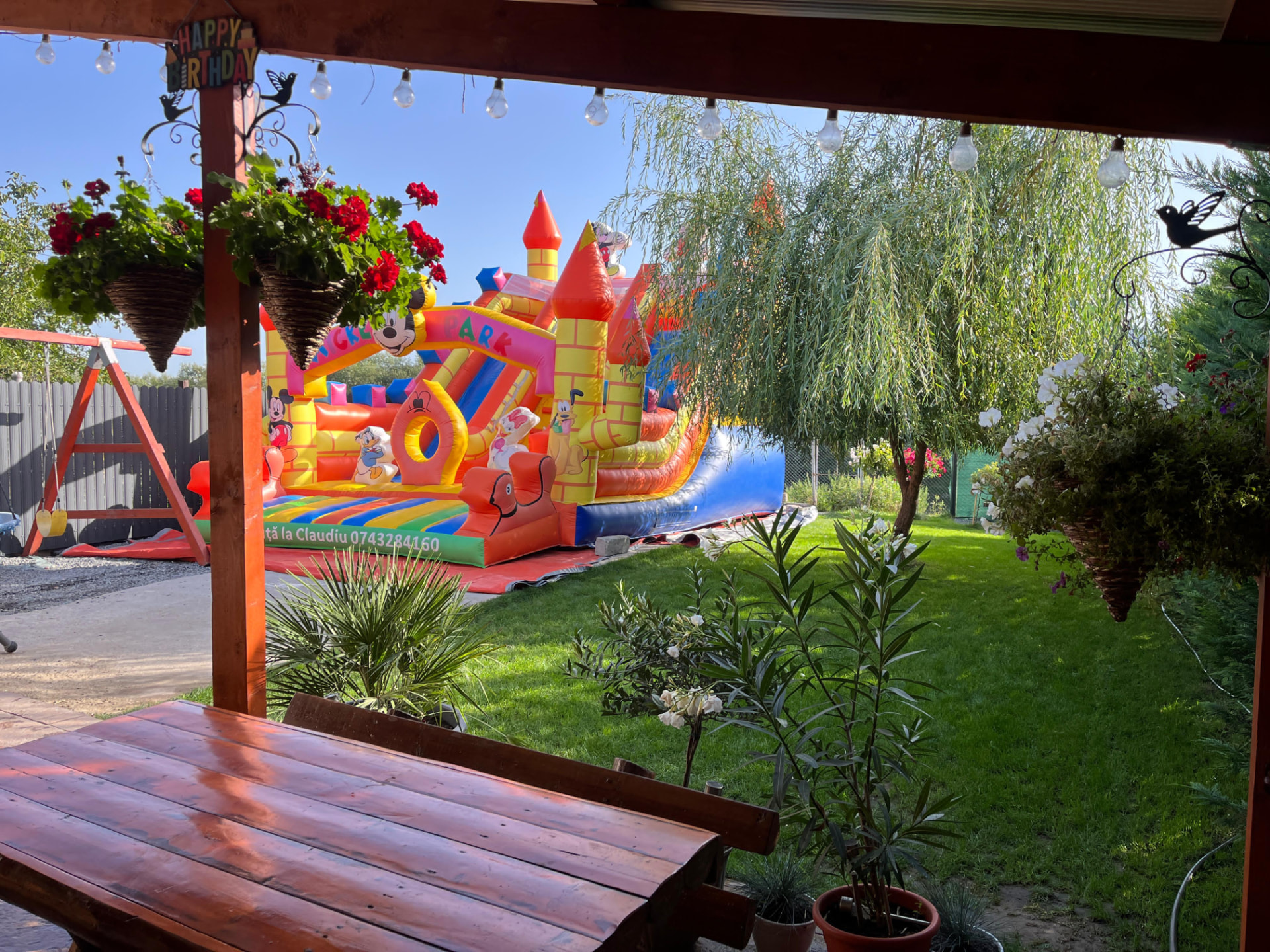 Tobogan gonflabil Mickey Park montat în curtea noastră pentru petrecere